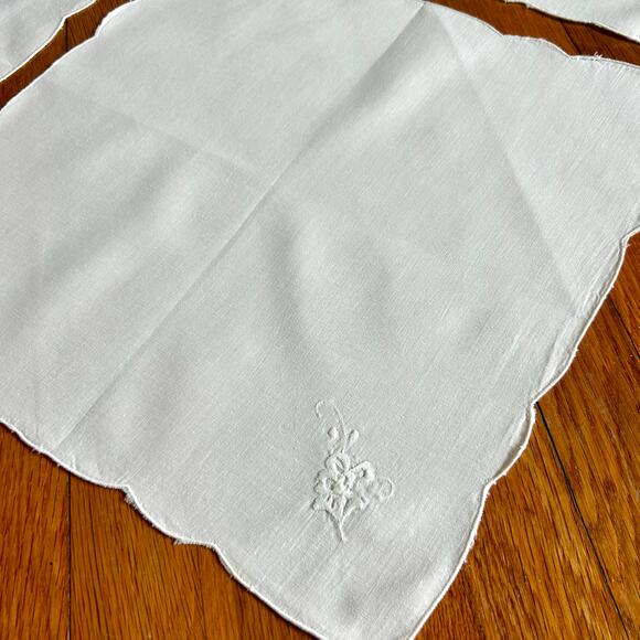 Vintage White Embroidered Cloth Napkins Set of 4 with Scalloped Edges - Picture 9 of 11